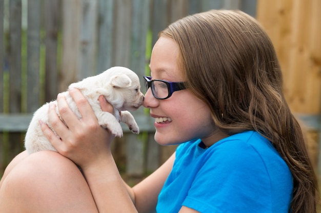 jongen meisje met puppy huisdier chihuahua gelukkig spelen