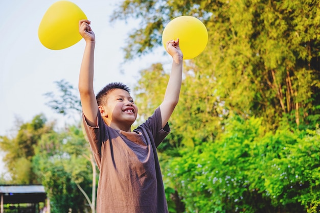 Jongen met ballon op kleur. Verjaardagsviering