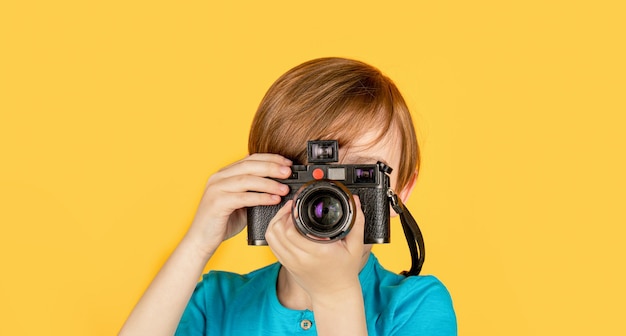 Jongen met camera's babyjongen met camera vrolijk lachend kind met camera's kleine jongen op het nemen van een foto met een vintage camera kind in studio met professionele camera