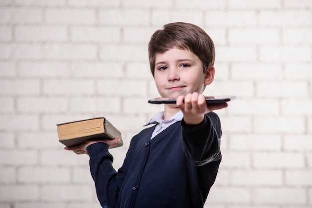 Jongen met een boek op een witte achtergrond