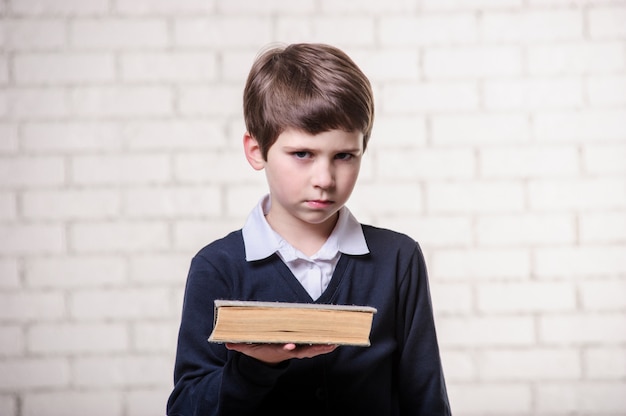 Jongen met een boek op een witte achtergrond