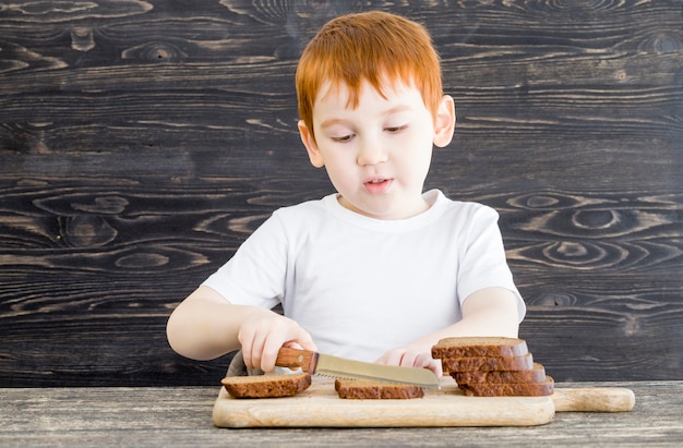 jongen met een brood