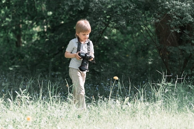 Jongen met een camera in het Park. Hobby's en interesses