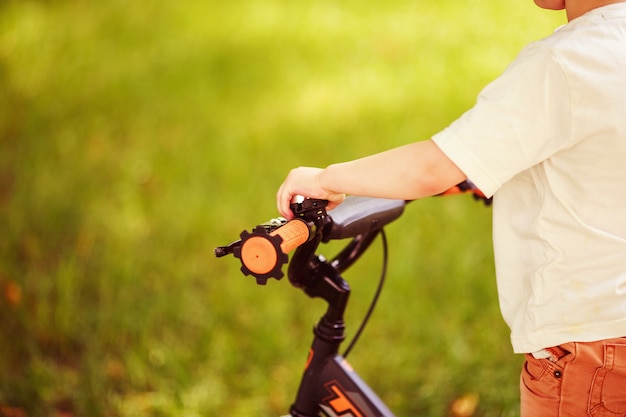 Jongen met een fiets op straat