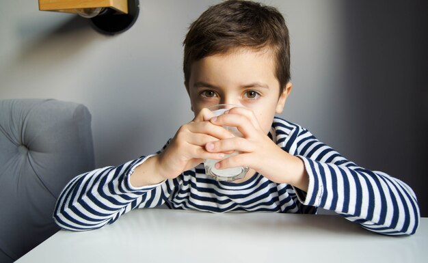 Jongen met een glas melk