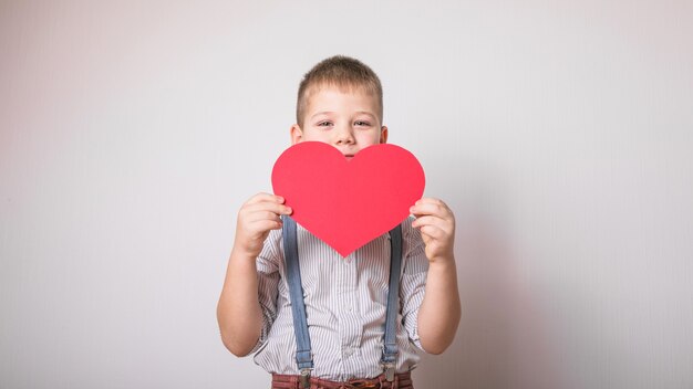 jongen met een rood hart