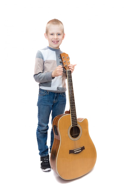 Jongen met gitaar op wit wordt geïsoleerd dat