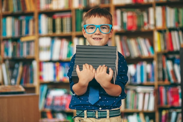 Jongen met glases en stropdas