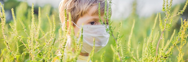 Jongen met medisch masker vanwege een allergie voor ambrosia BANNER, lang formaat