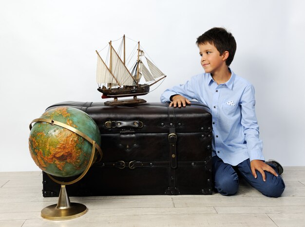 Jongen met oude wereld en schip