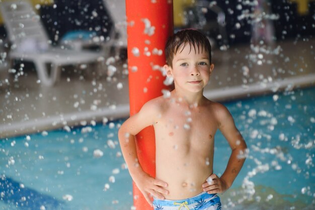 Jongen met plezier in waterpark