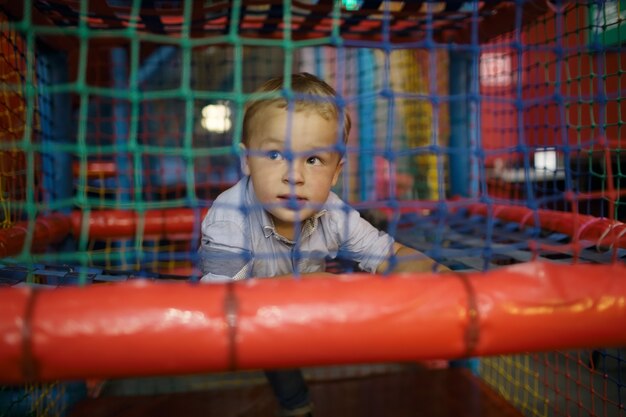 Jongen met plezier op de speelplaats