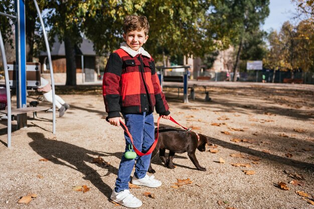 Jongen met puppy op speelplaats