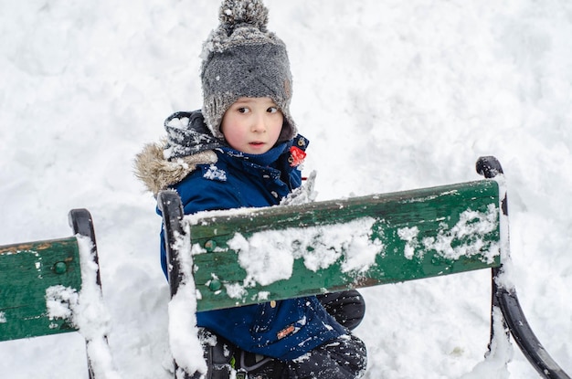 Foto jongen met slee op sneeuw