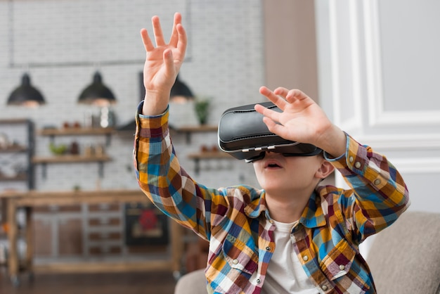 Foto jongen met vr headset