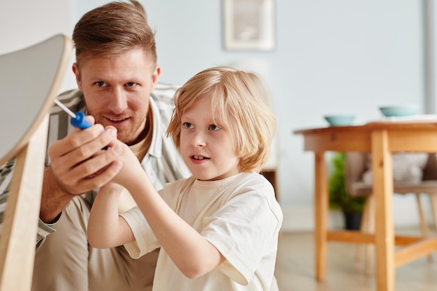 Jongen Meubels bouwen met papa