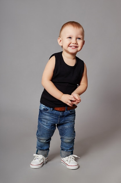 Jongen modieuze kleding poseren