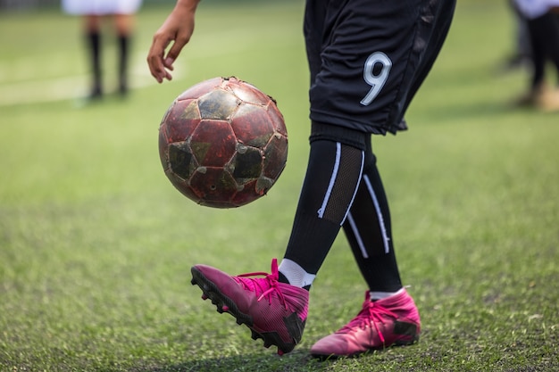 Jongen op de voetbaltraining, Vaardigheden met het lokale Thailand van de voetbalbal