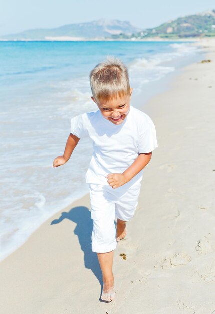 Jongen op het strand