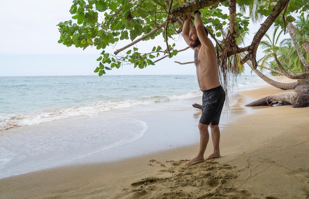 jongen op het strand