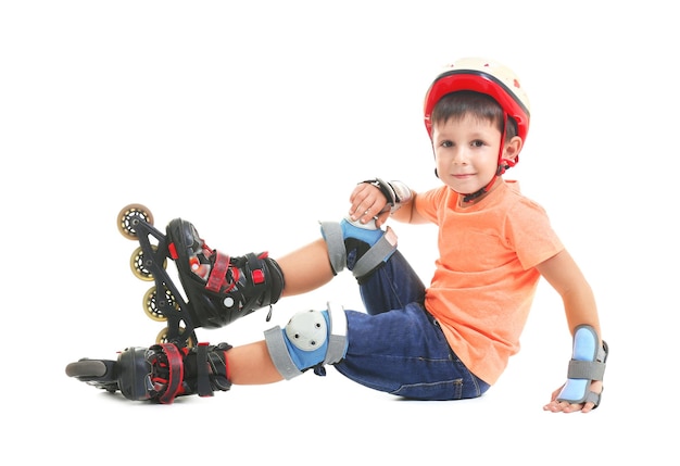 Jongen op rolschaatsen tegen witte achtergrond