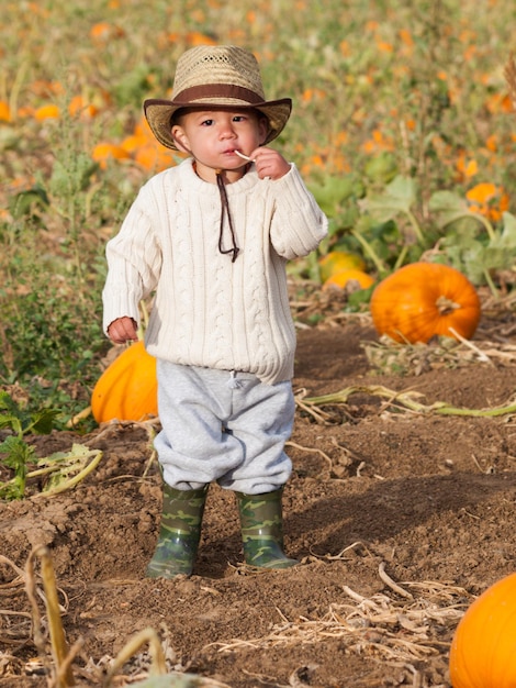 Jongen peuter op de boerderij.