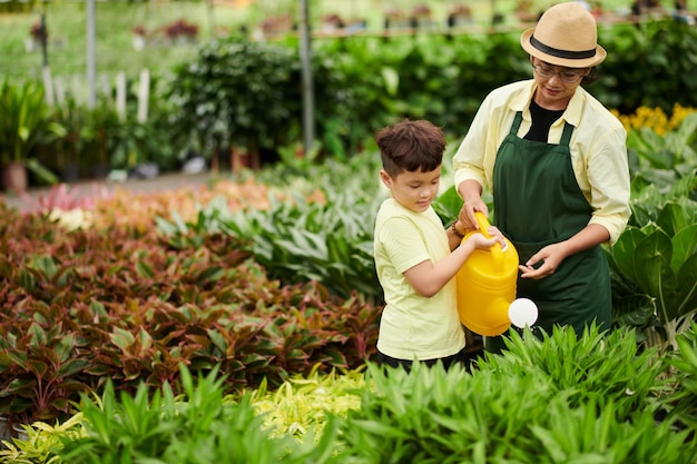 Jongen planten water geven in Outdoors Shop