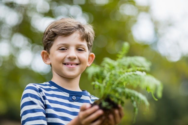 Jongen plantgoed plant