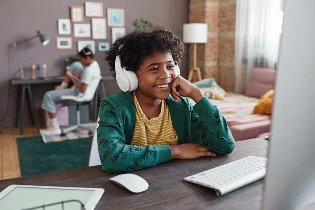 Jongen praat online met zijn vrienden