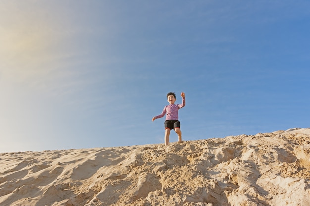 Jongen speelt in de duinen