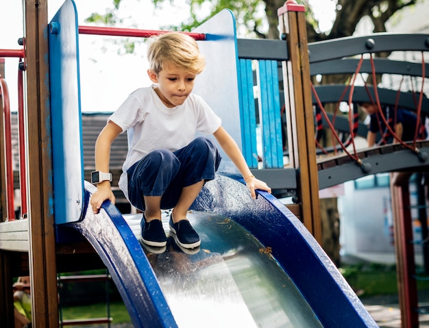 jongen speelt in een speeltuin