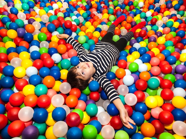 Jongen speelt met ballen