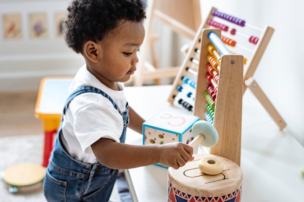 Jongen speelt met educatief speelgoed