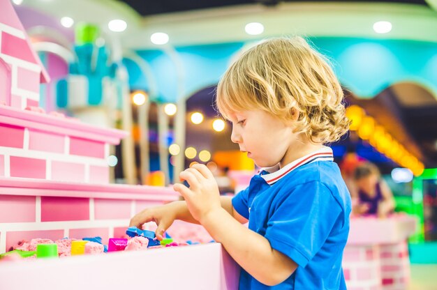 Jongen speelt met kinetisch zand in de kleuterschool