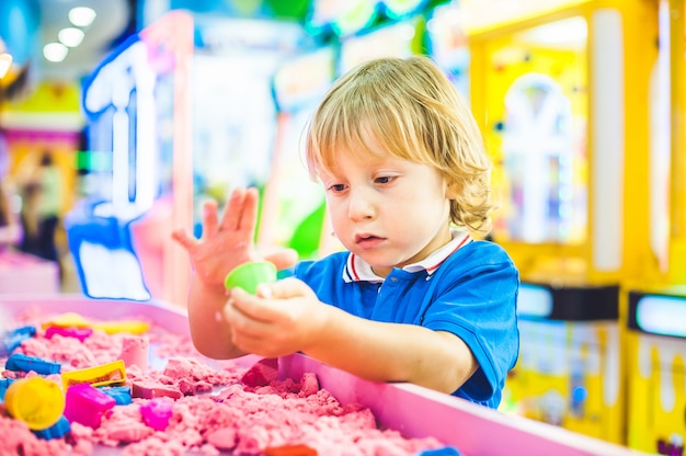 Jongen speelt met kinetisch zand