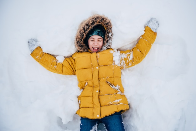 jongen speelt met sneeuw