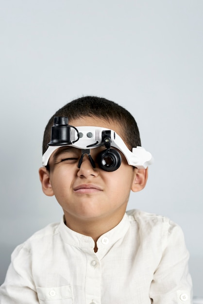 Jongen speelt met spion hoofdtelefoon