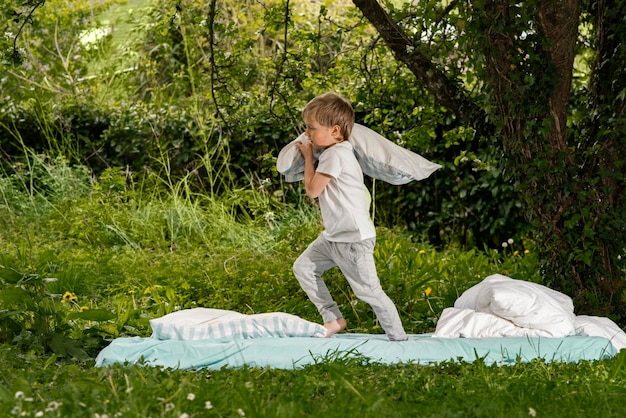 Jongen speelt op het bed in de tuin