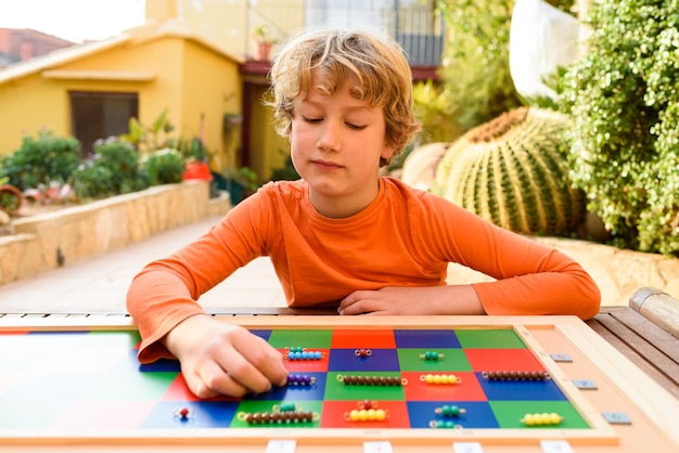 Jongen speelt schaakbord.