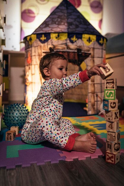 Foto jongen speelt thuis.