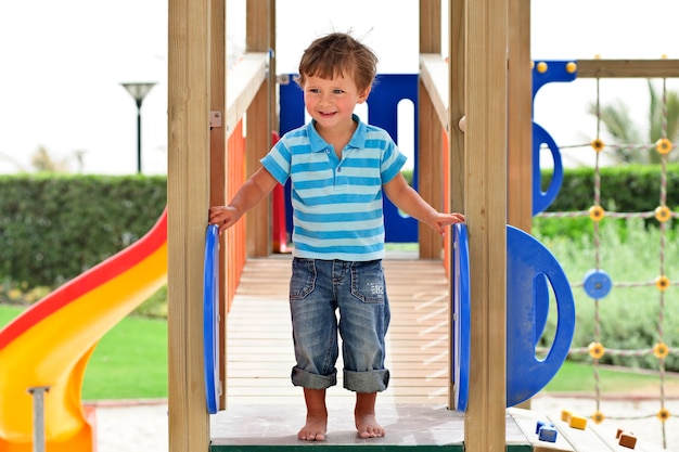 Jongen spelen in het park