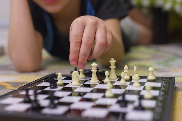 Jongen spelen in het schaakspel. zonder gezicht