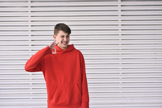 Foto jongen staat tegen blinds.