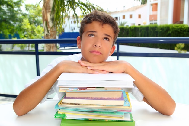 Jongen student tiener verveeld denken met boeken