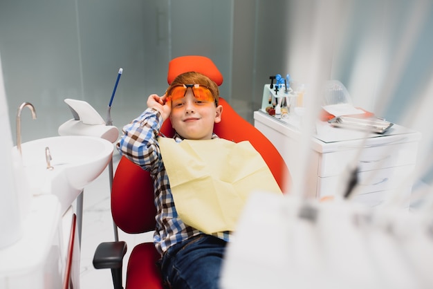 Jongen tevreden met de dienst in de tandartspraktijk. concept van pediatrische tandheelkundige behandeling