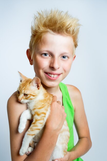 Jongen tiener knuffelen gember kitten