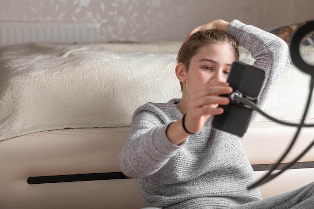 Jongen tiener selfie maken en bloggen voor sociale netwerken