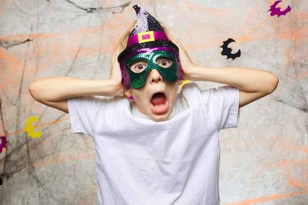 Jongen toont grappige gezichten voor de camera op halloween