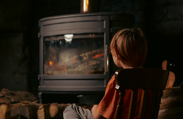 Jongen van 9 jaar bij de open haard