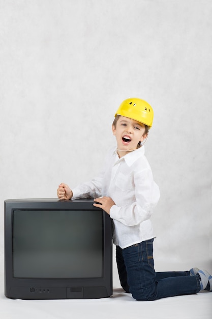 Jongen van zeven jaar wil een oude tv vernietigen. Vrije ruimte voor een tekst.